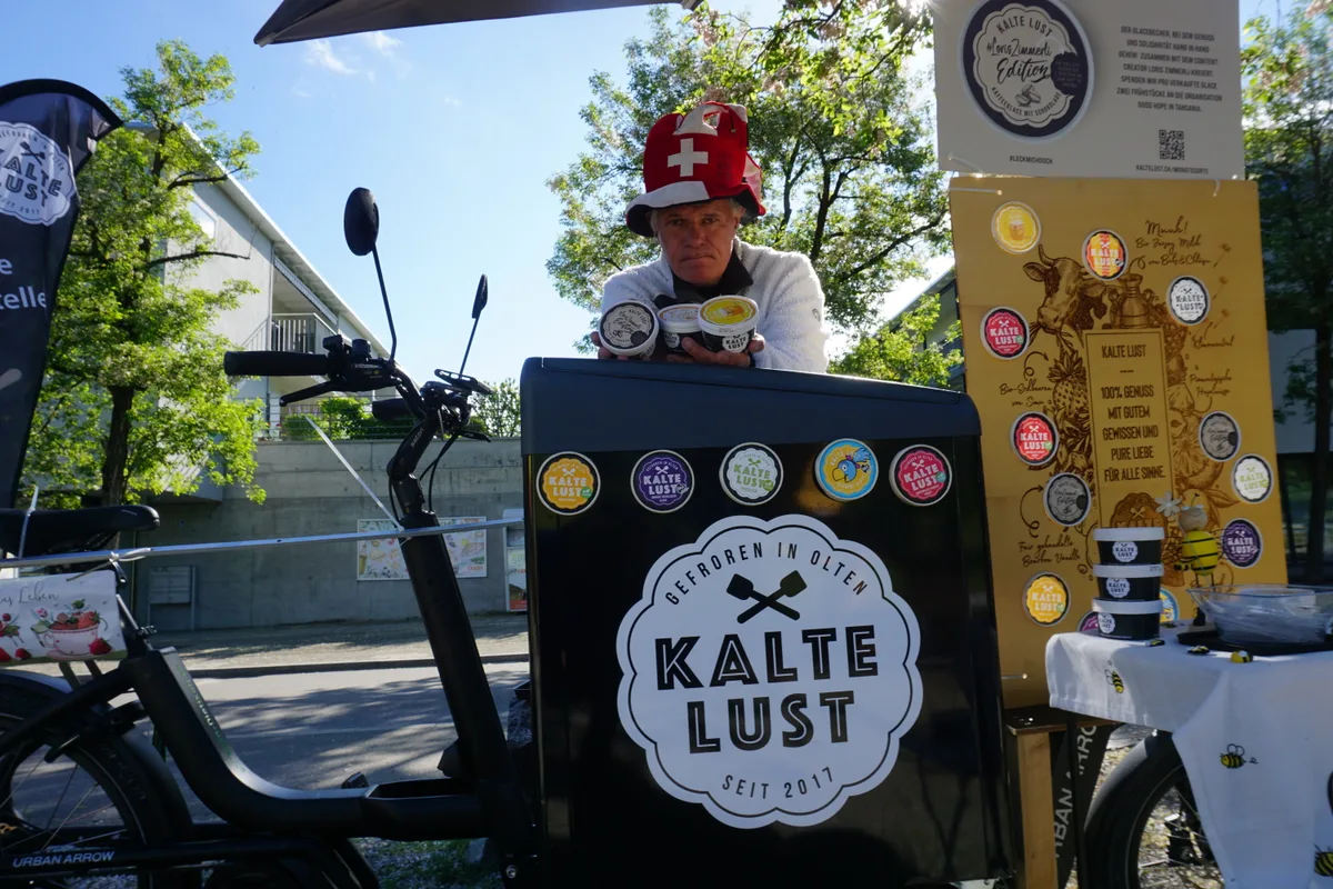 Mann mit Glace am Stand